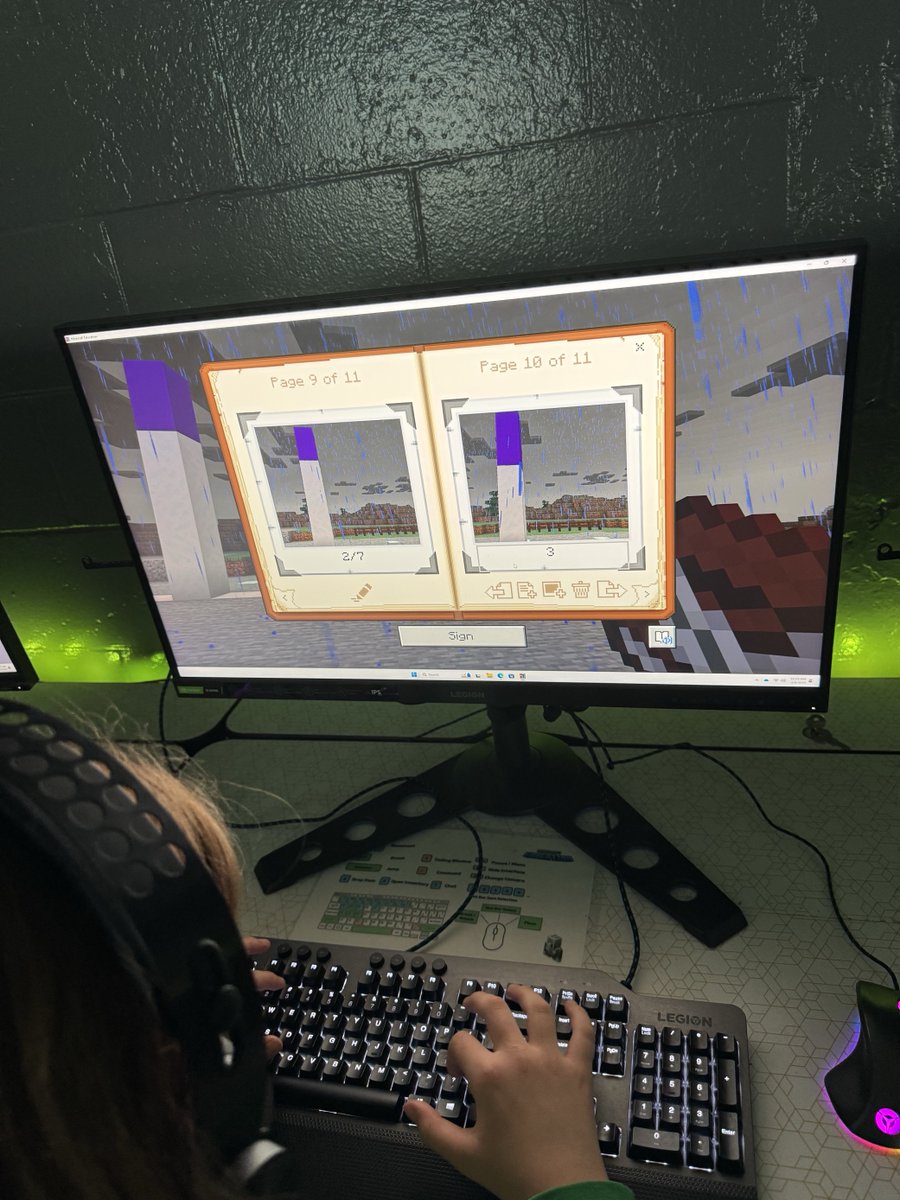 DCPSMinecraft's tweet image. Last week students from @LorettoSchool had a blast building fractions &amp;amp; practicing their skills with area and volume 🟩🎮🟨 @PlayCraftLearn 
#MinecraftEdu
#GameBasedLearning