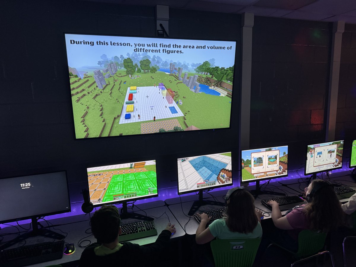 DCPSMinecraft's tweet image. Last week students from @LorettoSchool had a blast building fractions &amp;amp; practicing their skills with area and volume 🟩🎮🟨 @PlayCraftLearn 
#MinecraftEdu
#GameBasedLearning