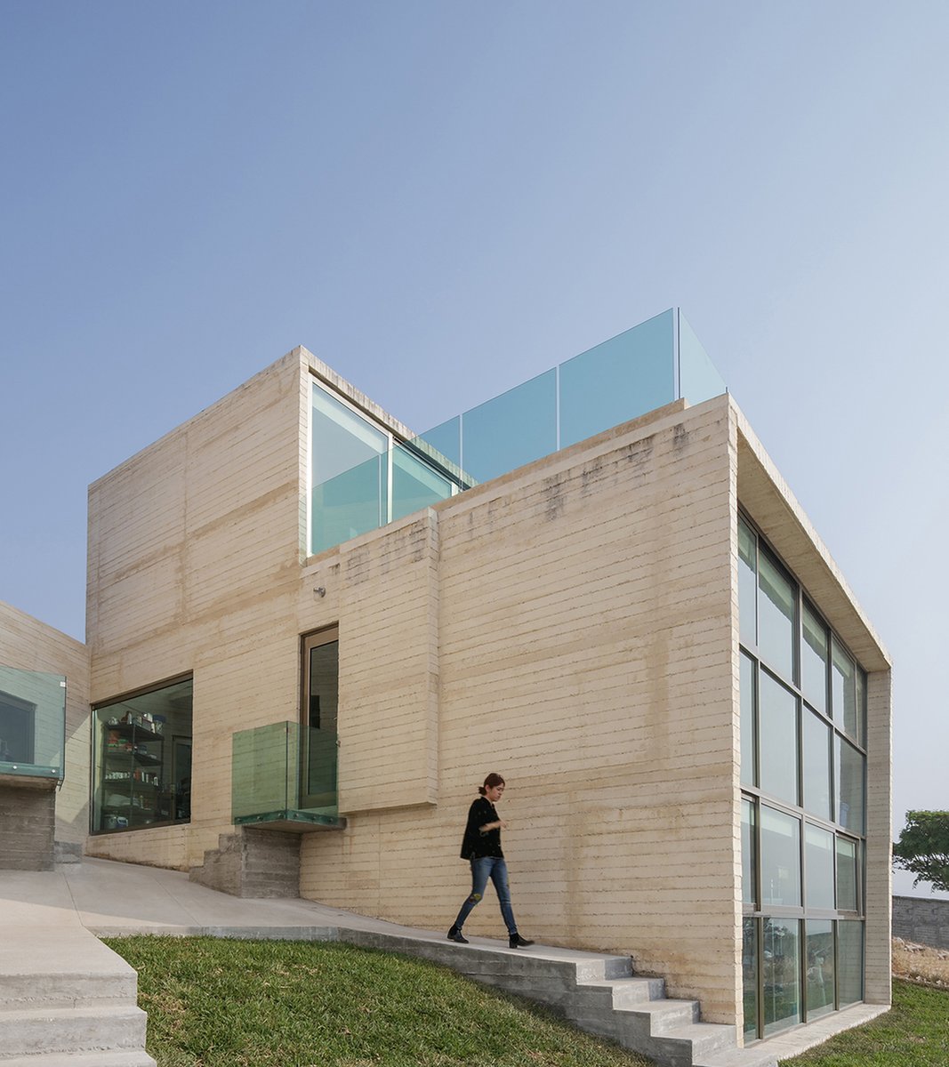 #Obras
Casa LV1 (casa nanchi 1y2)

Vivienda multifamilar, 02 casas de 175m2 #ConcretoAparenteEstriado pigmentado con polvo de piedra en #Chiapas.

1)Casa nanchi 2.
2)Casa nanchi 1.

#Fotografías: Lorena Darquea.

#thebrutalist #brutalism
#Arquitectura #Architecture
#REArquitectos