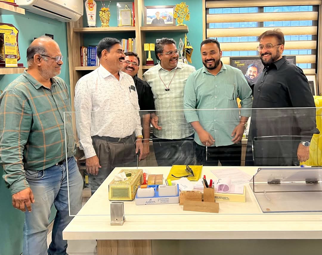 MdMdasrar79's tweet photo. AIMIM Maharashtra President @imtiaz_jaleel Sahab with Team Adarsh Bank 

#AIMIM #Aurangabad #ImtiazJaleel #Majlis #Maharashtra #OurWorkOurIdentity https://t.co/sZLkHacPA8