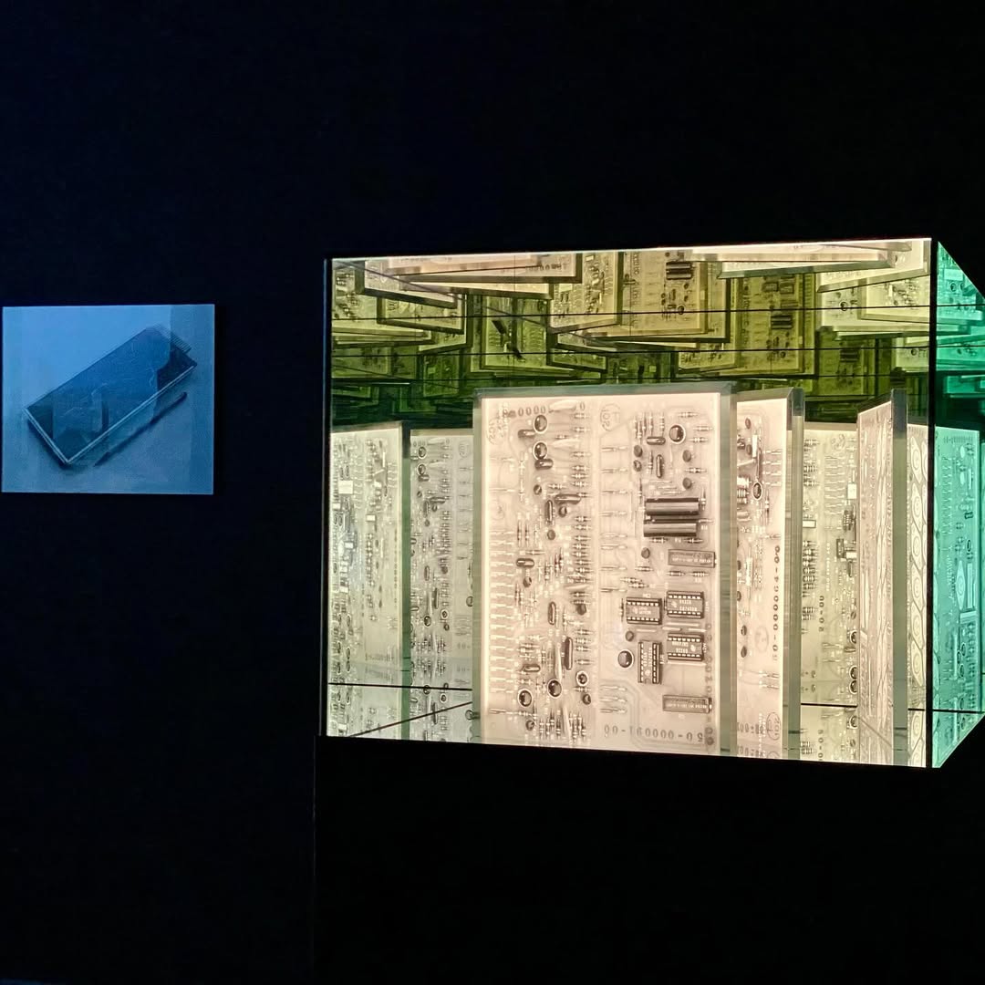 Nicolas Grospierre en la exposición colectiva AImagine en Hangar, Bruselas

En esta muestra Grospierre presenta su obra Matrices gigantes e inescrutables, cuya inspiración proviene de un término acuñado por Eliezer Yudkowsky (EE.UU, 1979) para describir la Inteligencia Artificial