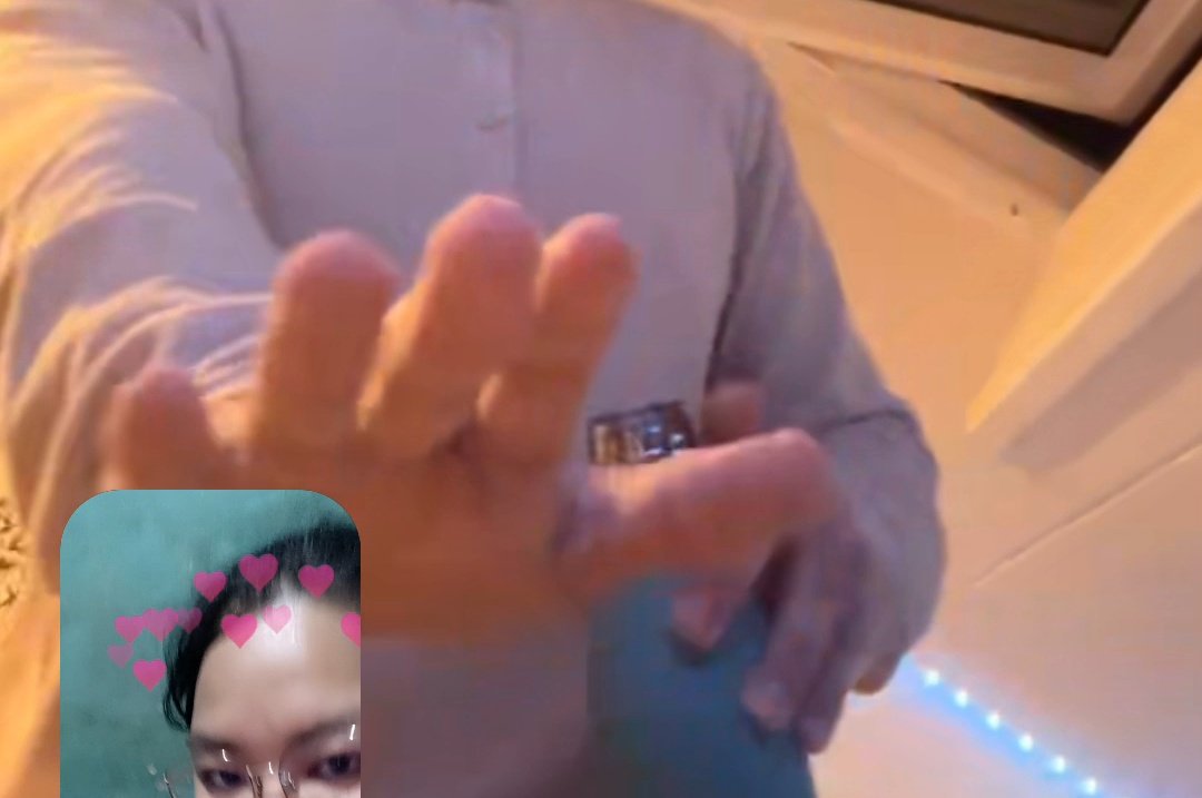 Jannahsof's tweet image. Kangen banget anj. Tapi bukan siapa-siapa, gabisa bilang kangen,

 Miss you so bad mo😞