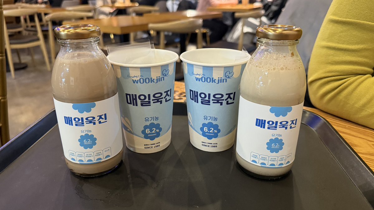 #오_욱진_오_욱진_오오욱진생일
#매일욱진_maeil_w00kjin
#we_need_w00kjin_for_sure
 
대박신기하구 이쁜 유리병에 
홍차라떼를 받았다!!!
일욜에 들렸을때 포카 없어서 못 받았는데 챙겨 받았당!
우유병 이쁘게 간직할께요!!!!