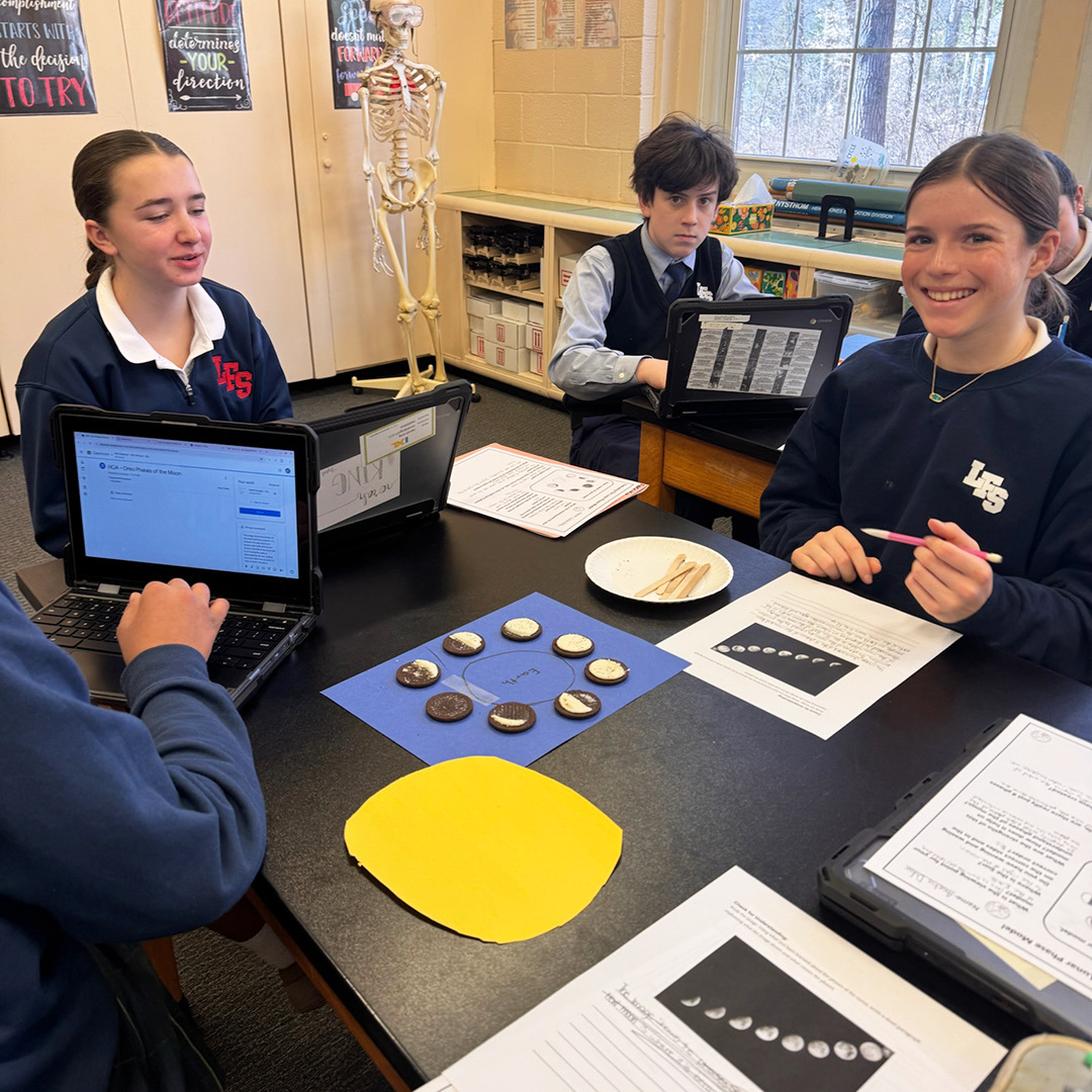 LittleFlowerSc6's tweet image. Eighth grade learning about the faces of the moon in a delicious way. 🌒🌓🌔🌕  #CreativeLearning #OREO #CardinalCommunity #ADWcommUNITY