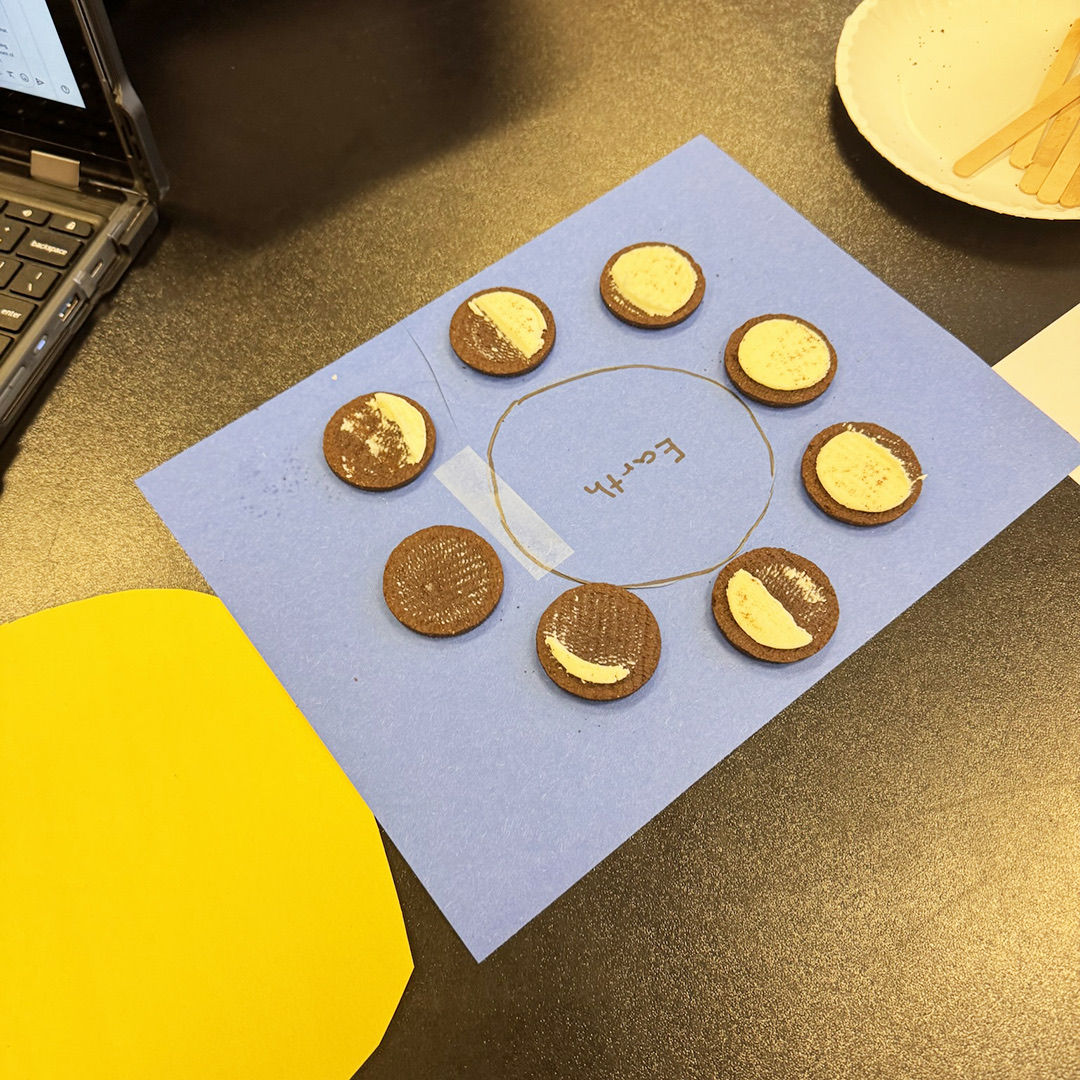 LittleFlowerSc6's tweet image. Eighth grade learning about the faces of the moon in a delicious way. 🌒🌓🌔🌕  #CreativeLearning #OREO #CardinalCommunity #ADWcommUNITY