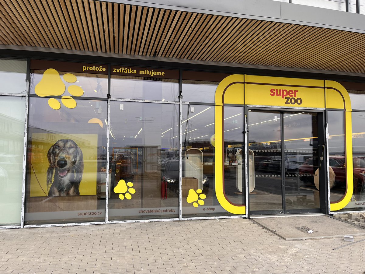 Instalace nově otevírané pobočky <a href="/SUPERZOOcz/">SUPER ZOO</a> v Terezíně