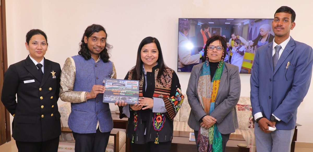 I had incredible interaction with The President of Navy Walfare and Wellness Association, #IndianNavy, Mrs. Shashi Tripathi at Her Office, <a href="/NWWA_INDIANNAVY/">NAVY WELFARE & WELLNESS ASSOCIATION</a> HQ, New Delhi, India on 29/1/2025. President  #NWWA appreciated my Work, #art, #Inclusion of Digital Awareness.