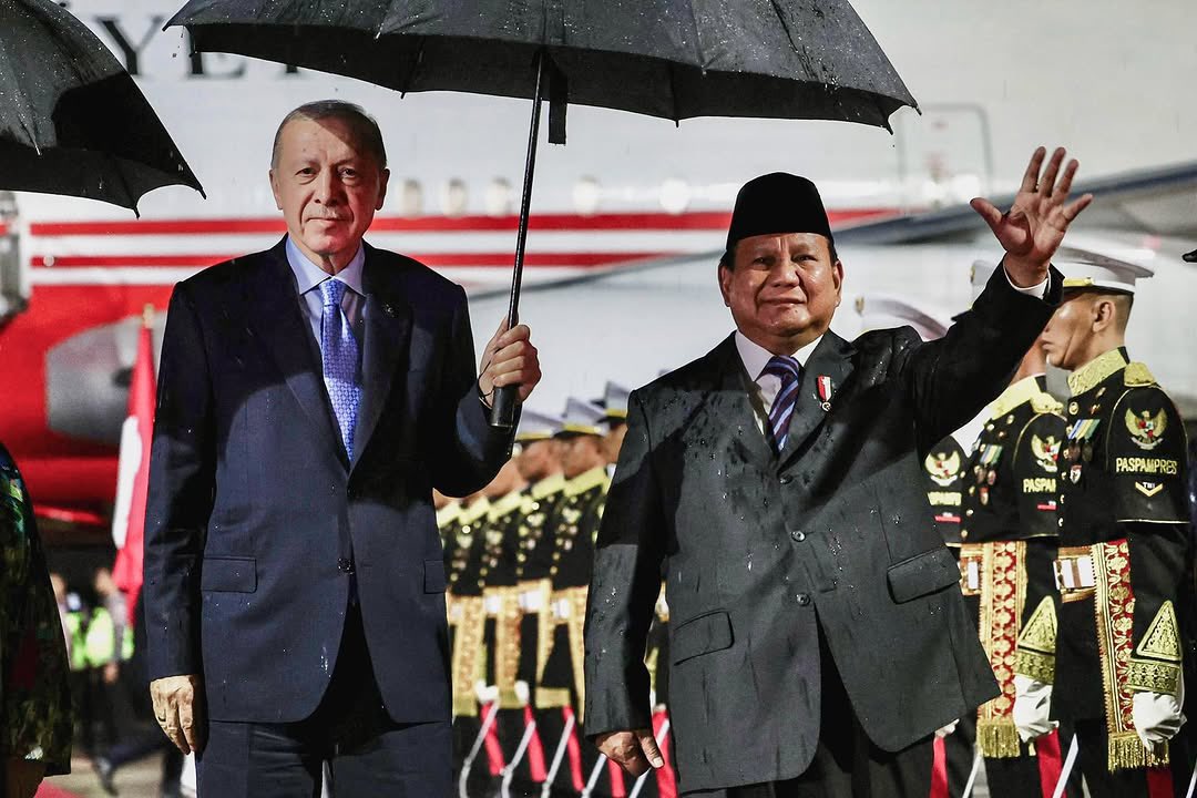 Suatu kehormatan bagi saya untuk menyambut kedatangan Presiden Turki, <a href="/RTErdogan/">Recep Tayyip Erdoğan</a> bersama Ibu Negara Turki, Emine Erdoğan, dalam kunjungan bilateralnya ke Indonesia petang ini di Bandar Udara Halim Perdanakusuma.

Dalam pertemuan ini, kami akan membahas berbagai aspek kemitraan