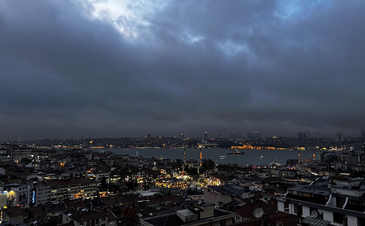 Hey ulan İstanbul, ne diyeyim ben sana? Muhteşemsin lan, büyüksün. Manyak bir şehirsin oğlum sen, manyak!