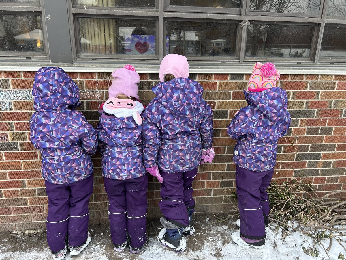 KindersRoss's tweet image. Why we ask parents to label their children’s clothing.  #whoswho #labeleverything #same #popularpattern @MckayPublic @dsbn