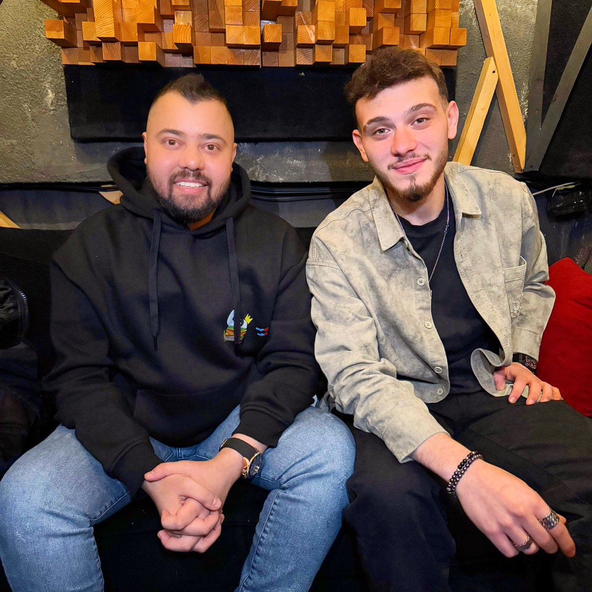 في فنانين بالوسط الفني وفي #الشامي ❤️‍🔥
<a href="/AlShamiMusic/">Al Shami</a>