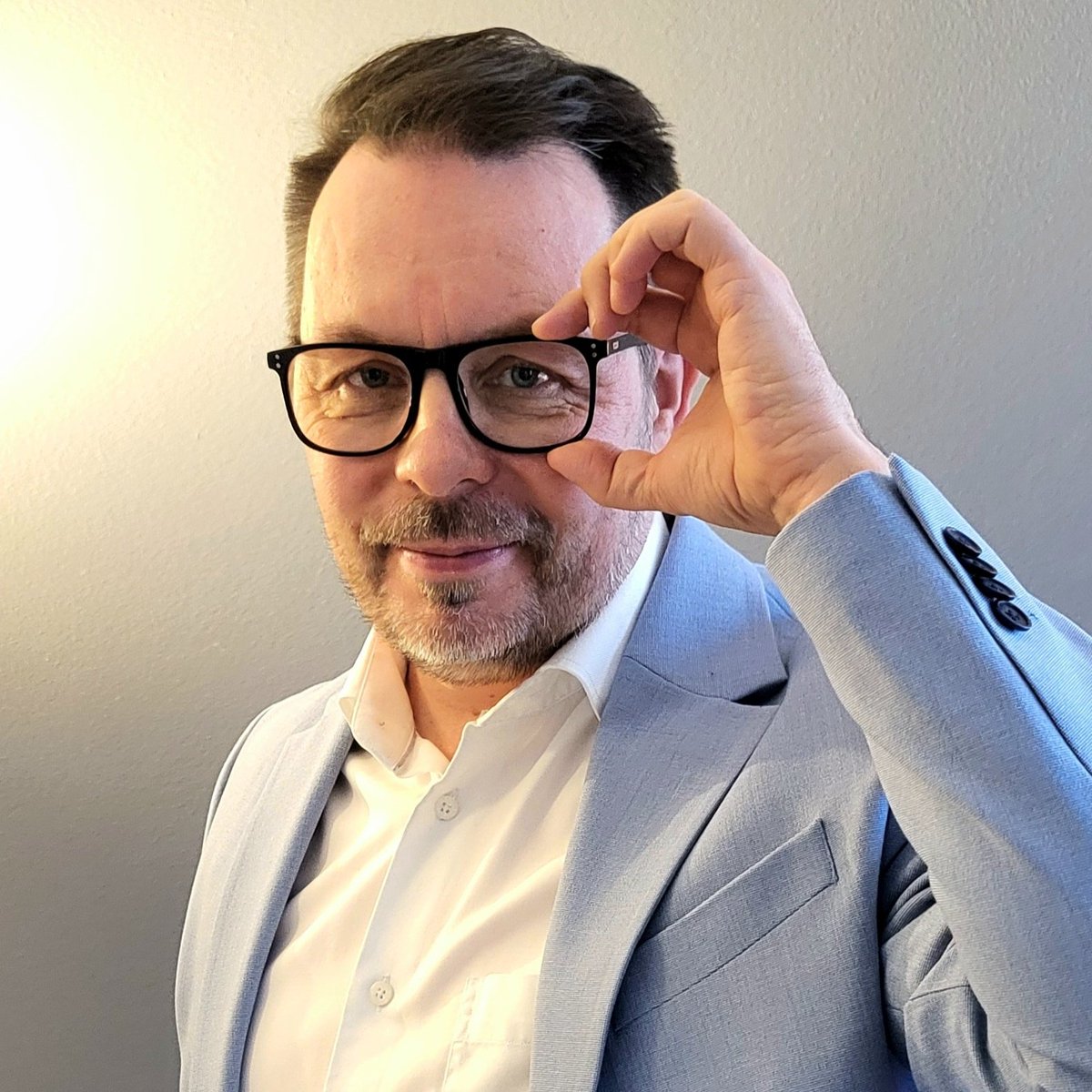 Sain sparrata viestintäryhmää tekoälystä. Nostin esille, että meidän pitäisi välttää tekoälyn "laiskaa" käyttöä. 

Eli, että pyydämme siltä geneerisesti jotain, jonka kritiikittä hyväksymme, emme haasta konetta luomaan parempia versioita, emmekä jalosta saatua ehdotusta  🙂