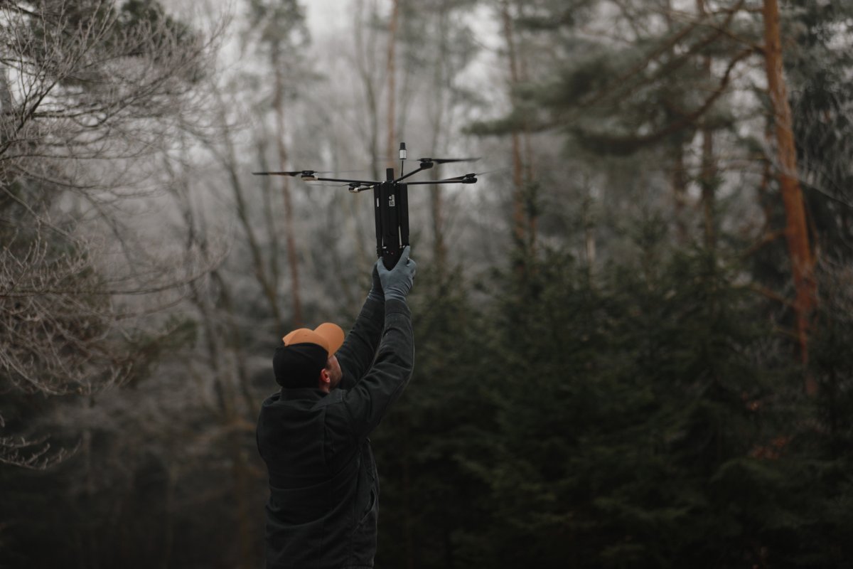 US_EUCOM's tweet image. Can you spot the drone??? 

A short-range recon drone at Joint Multinational Readiness Center, Germany, during Exercise Combined Resolve 25-1. &apos;Combined Resolve&apos; builds combat readiness amongst NATO and partner nations. #WeAreNato #agileforces #agileanddynamic #readyandresilient