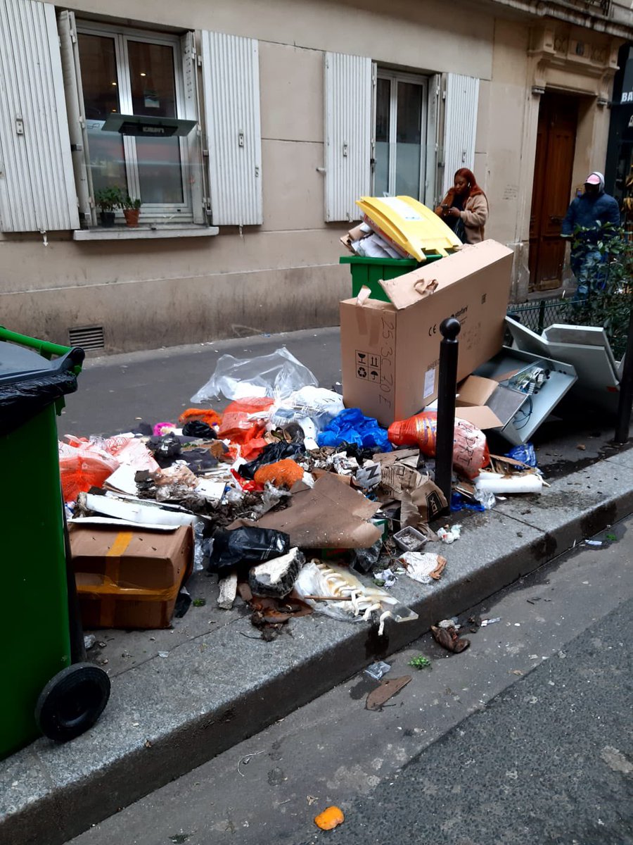 viedejean's tweet photo. Rue coupée par les vendeurs à la sauvette, plusieurs bennes de nettoyage par jour, mais dans les rues adjacentes, les tas d’ordures grossissent quand même @prefpolice @KevinHavet @fredbadina https://t.co/suhALFPMlj