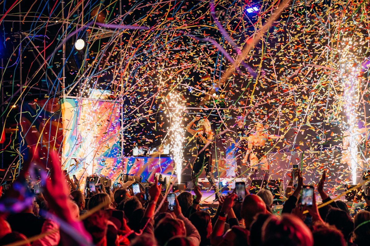 ¡Ya están aquí las imágenes de Nebulosa en acción! 
Revive la energía del 29 de diciembre durante el **Freedom New Year Festival 2024**, donde pusieron a todos a saltar y corear su éxito **"Zorra"**