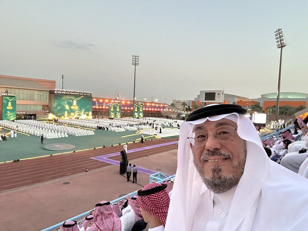 الحمد لله والصلاة والسلام على رسول الله سيدنا محمد وعلى آله وصحبه وسلم. 
بفضل الله عز وجل نحضر الآن مراسيم حفل تخرج إبنتي الغالية الدكتورة ليان يوسف قاري من كلية طب الأسنان بجامعة الملك عبد العزيز. أسأل الله عز وجل لها ولكل الخرجين التوفيق والسداد.  #حفل_التخرج_54