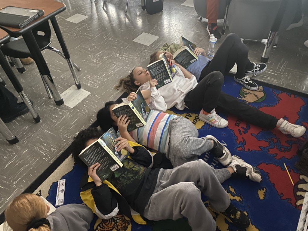 Laura Winik tweet media