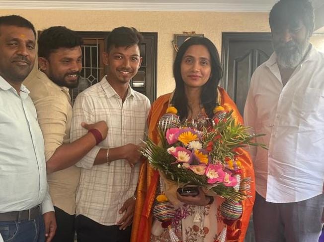 SanjaySasimatth's tweet photo. “ಯುವ ನಾಯಕಿಯೊಂದಿಗೆ ಯುವ ನಾಯಕತ್ವ”
 “ಹೊಸ ಅಧ್ಯಾಯ ಆರಂಭ”

ಬೆಂ ಪಶ್ಚಿಮ ಜಿಲ್ಲಾ @IYC ಪ್ರಧಾನ ಕಾರ್ಯದರ್ಶಿಯಾಗಿ ಚುನಾಯಿತರಾದ ಹಿನ್ನೆಲೆಯಲ್ಲಿ ಆರ.ಆರ್ ನಗರ ಯುವ ನಾಯಕಿ-ಭವಿಷ್ಯದ ಶಾಸಕಿ @KusumaH_INC ಭೇಟಿಯಾಗಿ @IYCKarnataka ಚುನಾವಣೆಯ ಹಾದಿಯಲ್ಲಿ ನೀಡಿದ ಮಾರ್ಗದರ್ಶನ ಹಾಗೂ ಸಹಕಾರಕ್ಕೆ ಹೃದಯಪೂರ್ವಕ ಅಭಿನಂದನೆಯನ್ನು ಸಲ್ಲಿಸಿದೆನು. https://t.co/amcKPaF32a