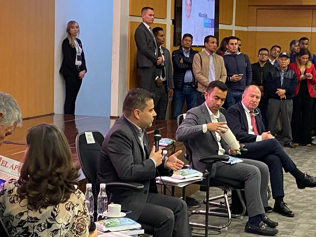 AlexPrietoGar's tweet photo. Acompañamos el lanzamiento del libro Ciudades Productivas y Sostenibles, una publicación de @colombia_lider sobre los retos que enfrentan los territorios para ser competitivos. Contar con @comercialcundi es uno de los logros gracias a la gestión de @nicolasgarciab @JorgeEmilioRey https://t.co/SAbx806oAU