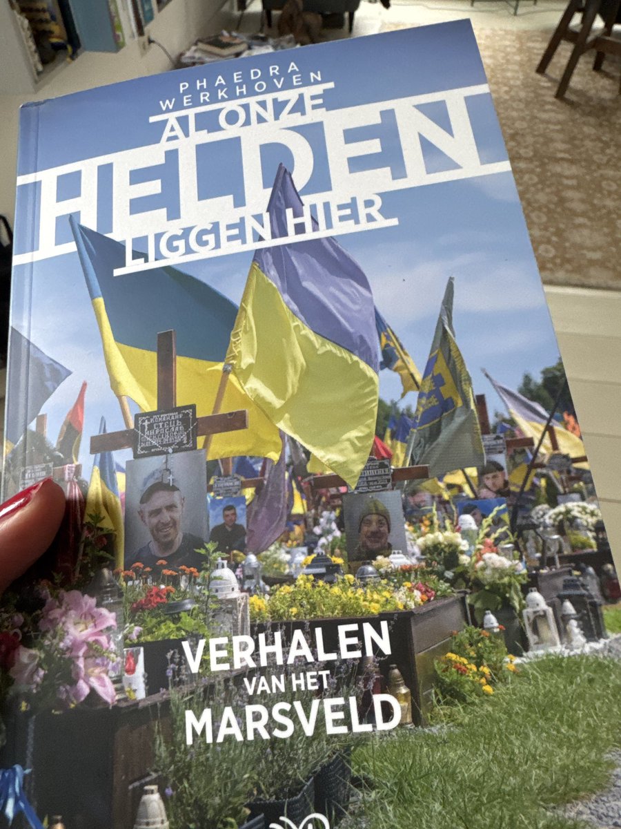 Phaedrajanine's tweet image. Hij is er, mijn boek! Al onze helden liggen hier. Afgelopen donderdag gepresenteerd bij @Athenaeum en aankomende donderdag bij @SomerenBoeken in Zutphen