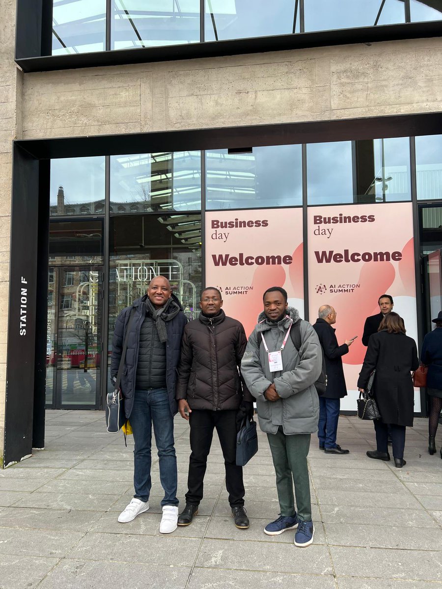 akezanet's tweet photo. 🔴Le jeune développeur d’un système de diagnostic des maladies végétales grâce à l’Intelligence Artificielle Elie BUBUYA et le Directeur de l’ISCO à l’Université du Burundi représentent le pays au Sommet de Paris pour l’Action sur l’Intelligence Artificielle.

Les travaux de ce sommet organisé du 10 au 11 février ont réuni des Chefs d’Etats et des Gouvernements, les représentants des organisations internationales et des Universités, ceux des Petites et Moyennes Entreprises mais aussi des chercheurs et des membres de la société civile.

‘’Lors de ce sommet, j’ai pu élargir mon réseau professionnel et acquérir une vision plus large sur l’avenir du travail et de l’IA. Cette opportunité m’a permis aussi de découvrir d’autres applications de l’IA et d’explorer comment elles pourraient être intégrées ou adaptées à notre projet Agrihyphen AI, renforçant ainsi notre capacité à innover et à avoir un impact positif sur le secteur agricole’’, indique Elie BUBUYA.

Signalons que ce jeune 22 ans né à Ngozi est le Co-fondateur de Hyphen Tech et développeur d’AgriHyphen AI, une solution basée sur l'intelligence artificielle. Cette initiative a été conçu pour aider les agriculteurs à diagnostiquer les maladies des plantes et réduire les pertes agricoles.

Lors de ce sommet de Paris de l'IA qui a rassemblé plus de 800 participants, les échanges ont porté sur des sujets majeurs notamment, l'IA au service de l'intérêt public, l'avenir du travail, l'innivation et la culture ainsi que la gouvernance mondiale.
#lesbeautesdecheznous #akezanet #IntelligenceArtificielle #Burundi