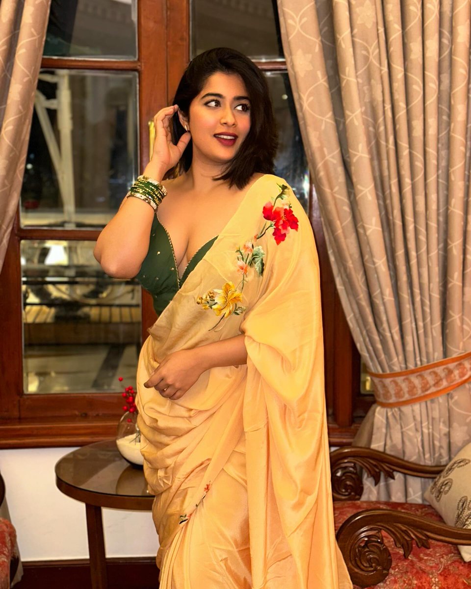 ipoojaiyer's tweet photo. Smiling like the past and shining like the future. Vintage saree, endless joy! #VintageGrace #TimelessBeauty #ClassicElegance 😍🥰😍❤️#Tuesday #tuesdayvibe #tuesdaymotivations #TuesdayFeeling #TuesdayMotivaton #Model #black #saree #Modeling #Actress #Scorpion Girl😍🥰😘🥰😍🦂 https://t.co/TrB0xzf2iZ