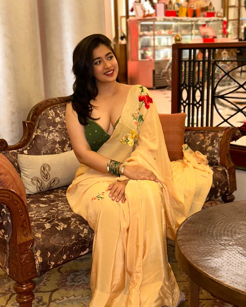 ipoojaiyer's tweet photo. Smiling like the past and shining like the future. Vintage saree, endless joy! #VintageGrace #TimelessBeauty #ClassicElegance 😍🥰😍❤️#Tuesday #tuesdayvibe #tuesdaymotivations #TuesdayFeeling #TuesdayMotivaton #Model #black #saree #Modeling #Actress #Scorpion Girl😍🥰😘🥰😍🦂 https://t.co/TrB0xzf2iZ