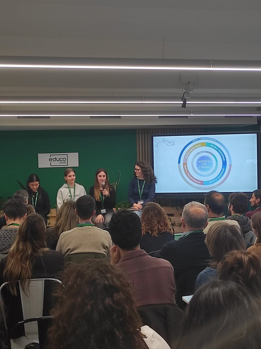 Marta Aparici, socióloga y trabajadora comunitaria, ha hablado con tres estudiantes sobre cómo poder transformar el mundo en el día a día de los y las jóvenes.