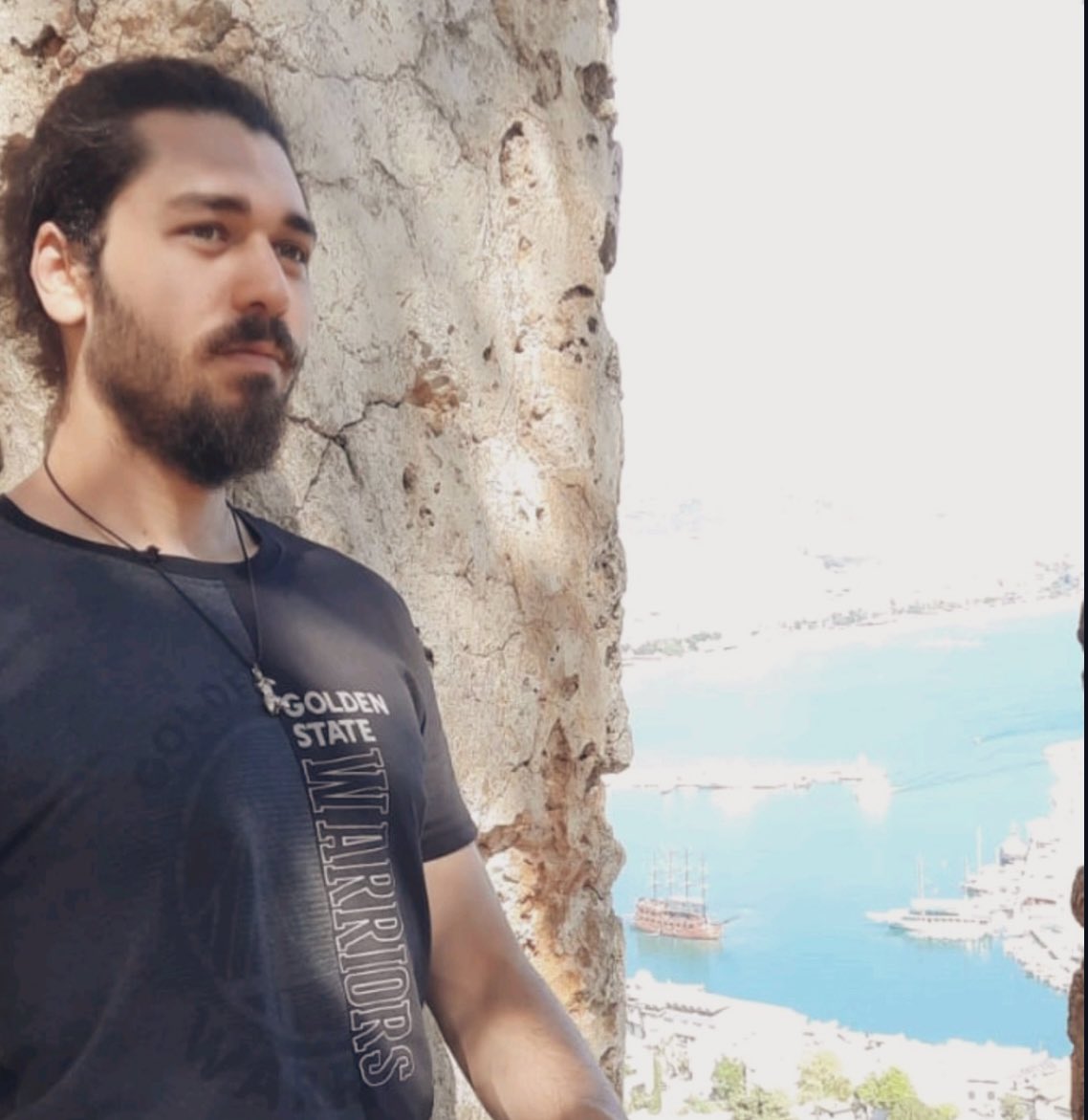 Fotoğraftaki kişi abim Motokurye Samet Özgül.

Trafikte uyardığı 3 kişi tarafından boğazından bıçaklanarak katledildi!

🔴 20 suç kaydı olan 2 kişi serbest bırakıldı!
🔴 Baş failin “pişmanım” sözüyle müebbeti 25 yıla indirildi!
🔴 Yargıtay, adaletsiz kararı onadı!

Bu adaletsiz