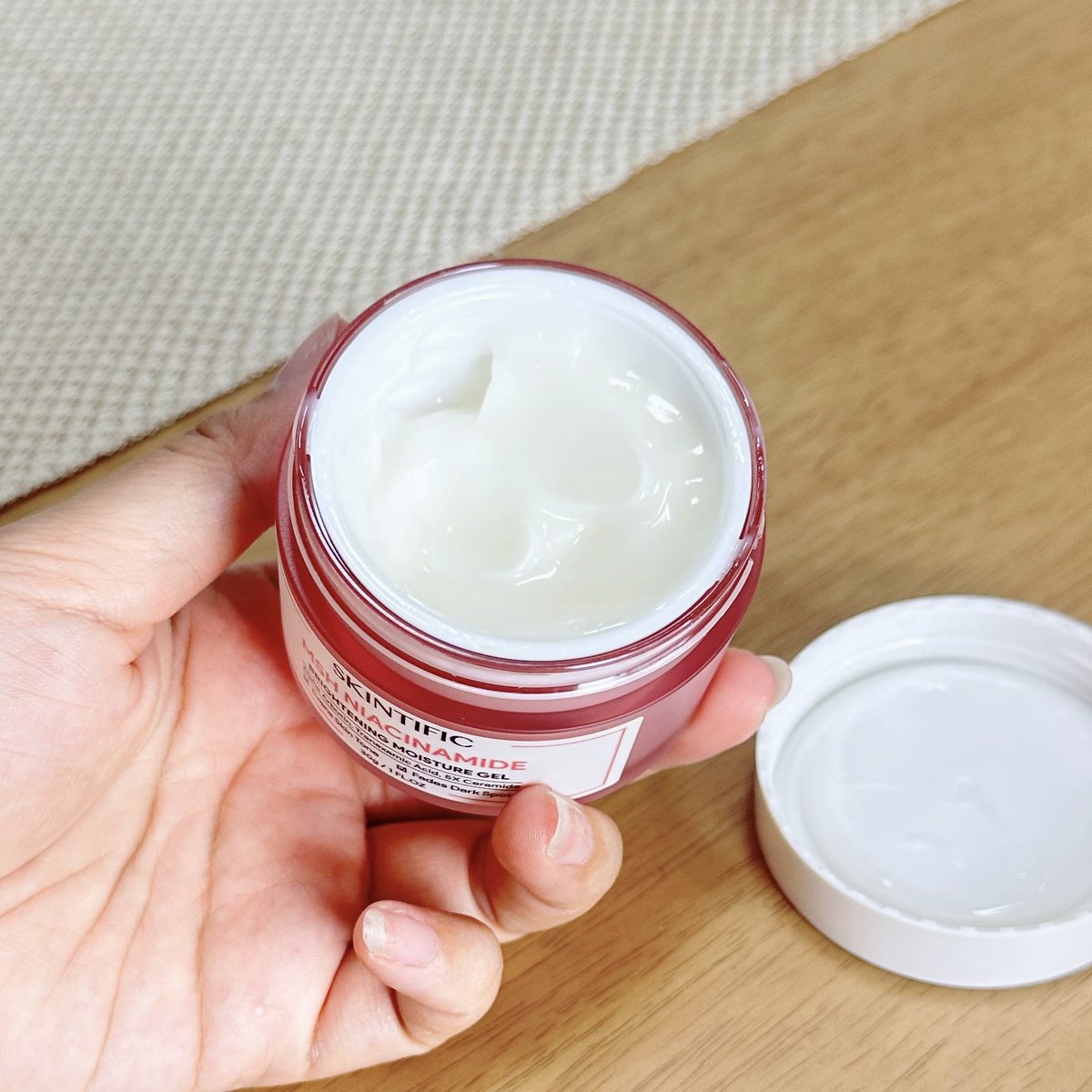 โบก moist แล้วไปนอน😴 วันก่อนเปิดกระปุกใหม่ Skintific MSH Niacinamide สูตรผิวกระจ่างใส✨ รอยแดง รอยสิวก็ช่วยนะ เนื้อครีมบางเบา ไม่หนักผิว แต่ให้ความชุ่มชื้นดี ใช้เป็นประจำผิวใสอมชมพูขึ้นด้วยย #ใช้จริงรีวิวจริง #ของดีบอกต่อ https://t.co/5JEciq5oIN