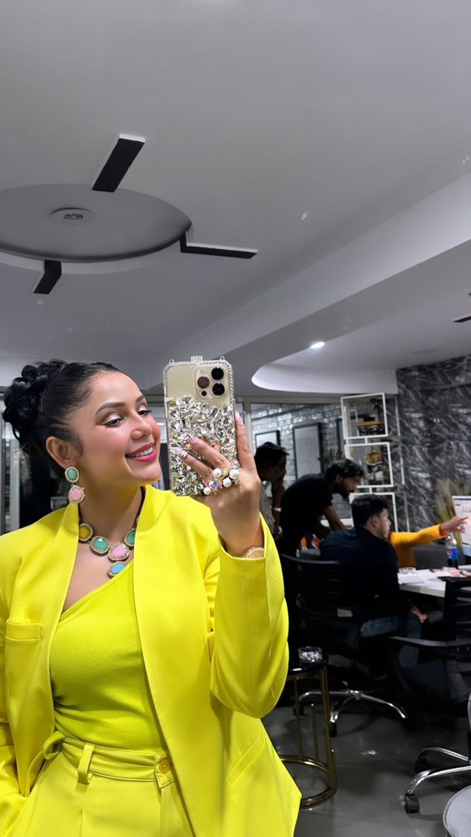 chiic__nomad's tweet image. Late nights, bright ideas, and a little sparkle to get through the deadline grind. ✨💛 #BrandDesignerLife #DeadlineMode