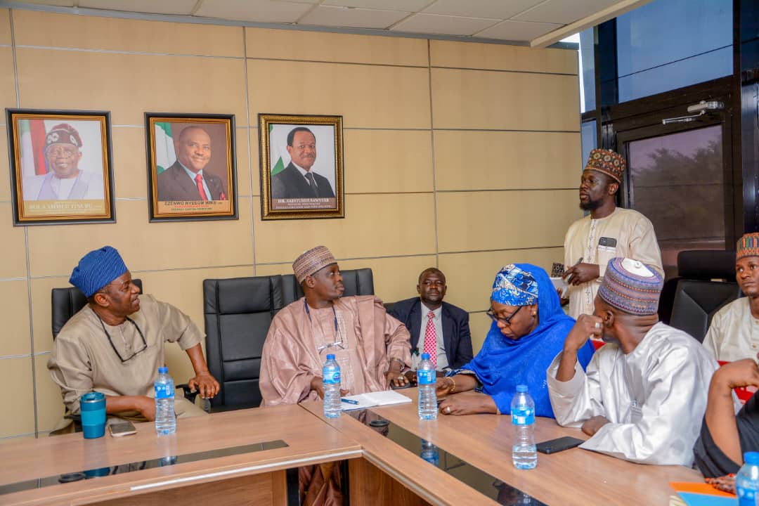 elmassa5's tweet photo. VC BORNO STATE UNIVERSITY  VISITS NELFUND MD.

The Vice Chancellor of Borno State University,Professor Babagana Gutti, has led a high-powered delegation to visit the NELFUND Managing Director Mr. Akintunde Sawyerr.
@NELFUND https://t.co/qUkPOoceTP