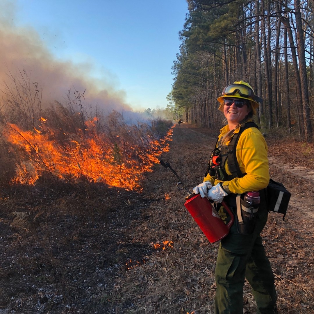 VAStateParks's tweet image. For Women &amp;amp; Girls in Science Day, learn how Kerry O&apos;Neil uses her environmental studies degree for #ResourceManagement at Virginia State Parks, on the blog: dcr.virginia.gov/state-parks/bl…. Here Kerry is in action as a Burn Boss, using #RXfire as a tool to manage the land.