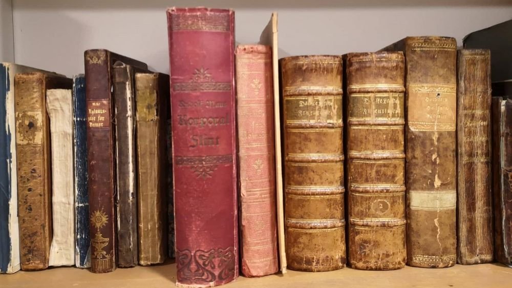 QCompounding's tweet photo. Charlie Munger once said:

"There are answers worth billions of dollars in a 30$ history book." 

Let's discuss 6 history books that everyone should know: https://t.co/jxIeWqebnt