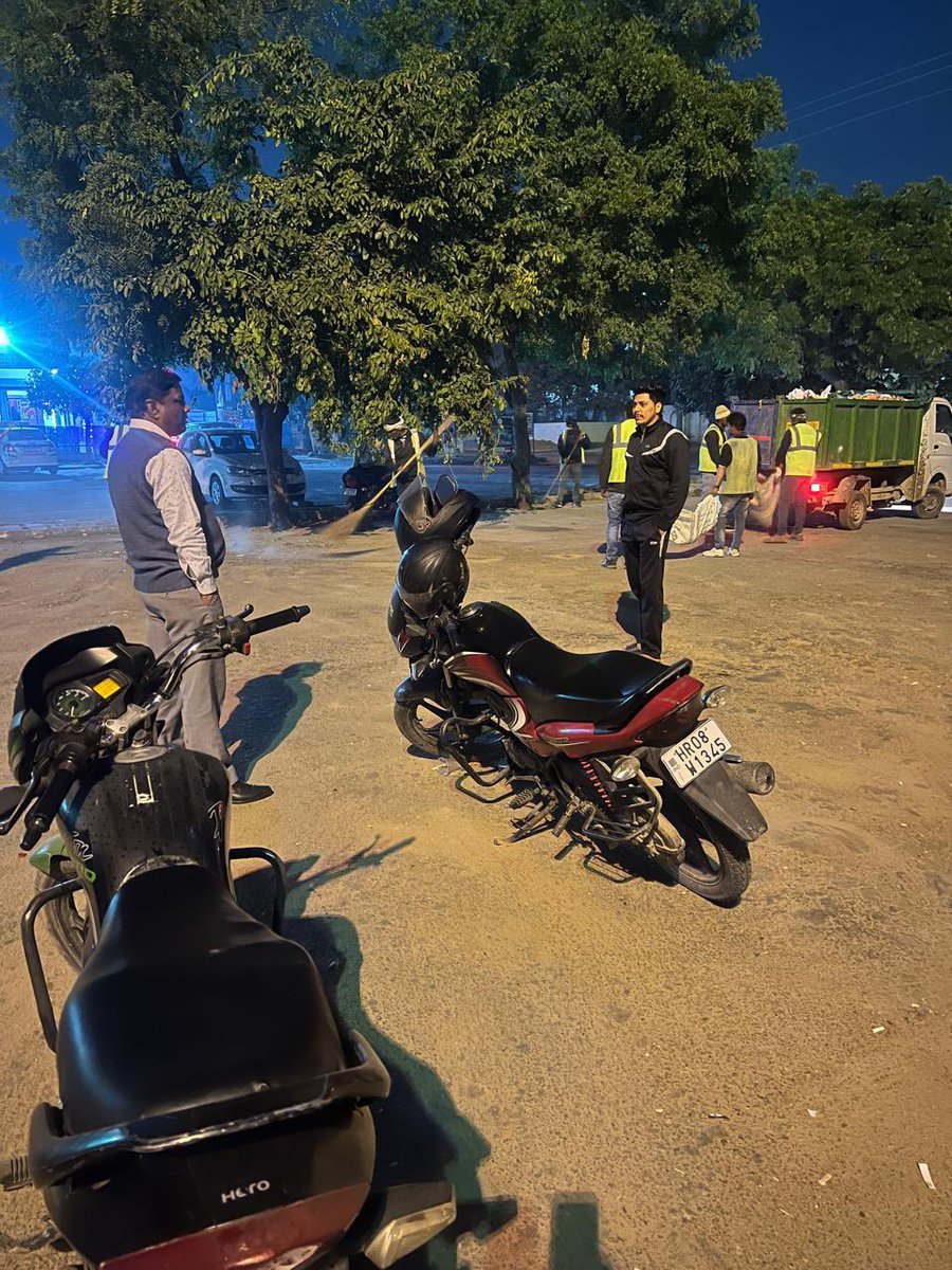 MCManesar's tweet photo. नगर निगम मानेसर के स्वच्छता अधिकारी ने रात्रिकालीन सफ़ाईमित्रों के कार्य का निरीक्षण किया और उचित दिशा-निर्देश दिये।
सभी कदम स्वच्छ #मानेसर की ओर @RenuSogan
#SS2024 #SwachhBharatMission
#CleanManesar #मानेसर_माने_साफ़ https://t.co/2C8a6axfh3