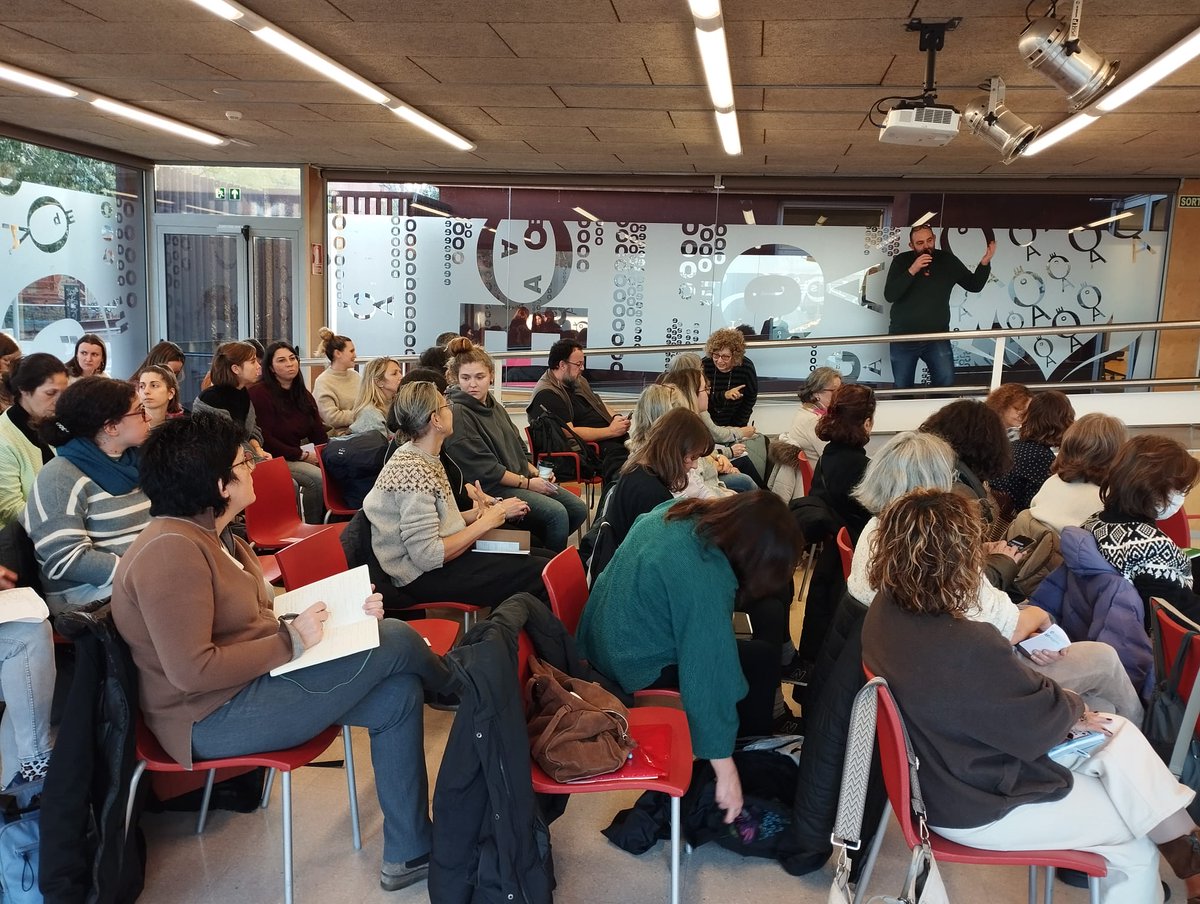 Sessió plenària per a les referents de #bibliotequesescolars dels centres del <a href="/consorciedubcn/">Consorci d'Educació</a> 👉 Com la biblioteca escolar por donar suport al #PlaLector de Centre? Amb Paula Jarrín i Mònica Baró <a href="/BibliotequesBCN/">BibliotequesBCN</a> <a href="/bescat_be/">Programa de biblioteques escolars</a> <a href="/educaciocat/">Educació</a> #ELICCEB