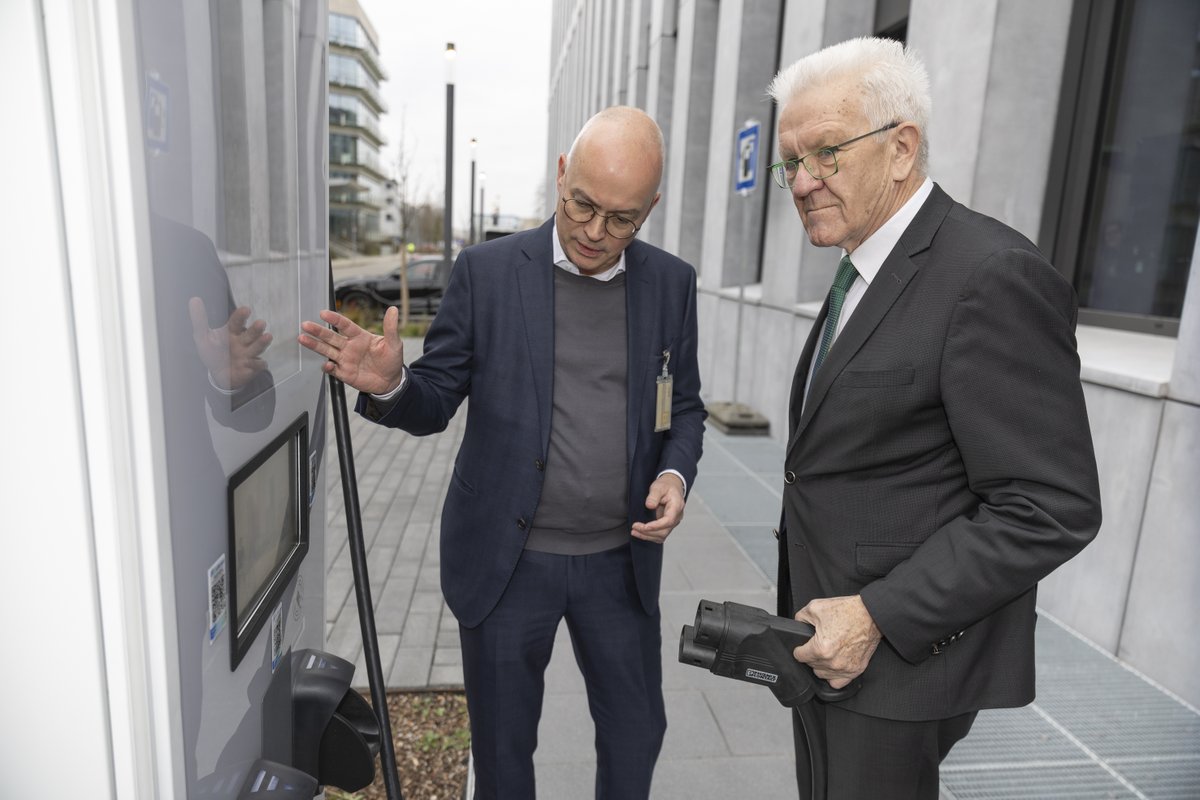 Last Friday, we met with Minister-President of Baden-Württemberg Winfried Kretschmann, a strong advocate for #emobility in Germany. He charged his car with our #T360 while discussing the growing need for electrified mobility in the country with our MD Michael Bültmann.