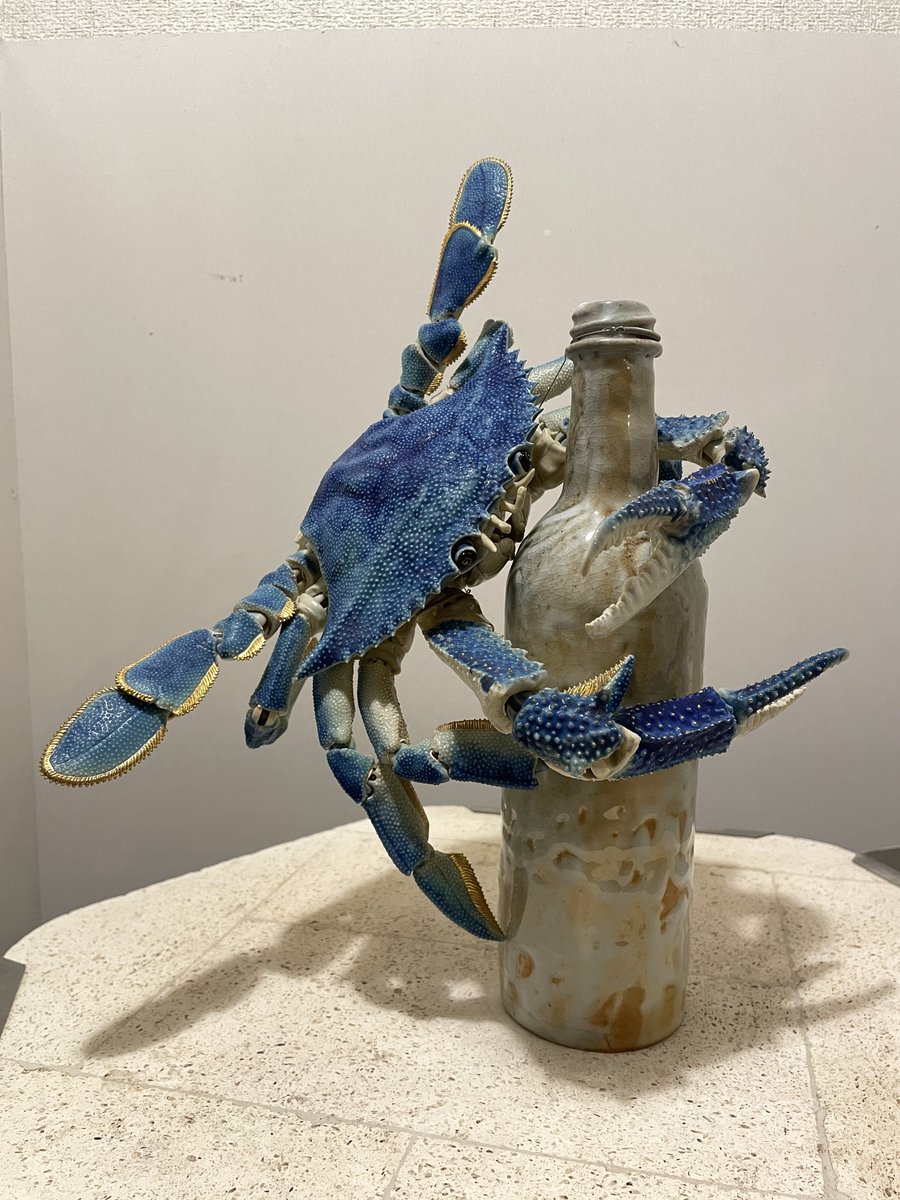 海岸に漂着したボトルと蟹をモチーフとした陶芸作品。蟹は可動式。ボトルと組んだままディスプレイ可能。
