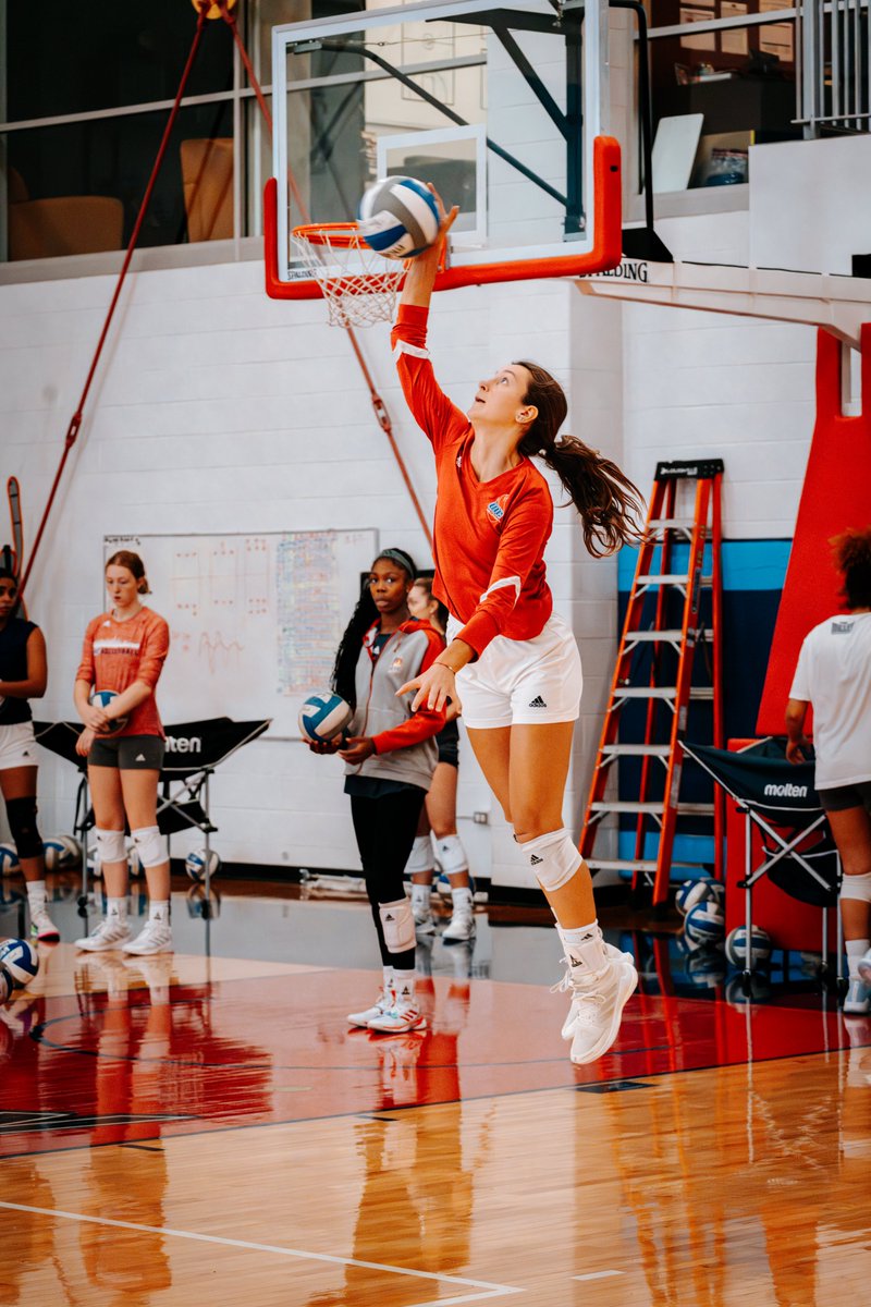 UIC_Volleyball's tweet image. It maybe cold outside, but our serves are still HOT 🥵 #ChicagosCollegeTeam
