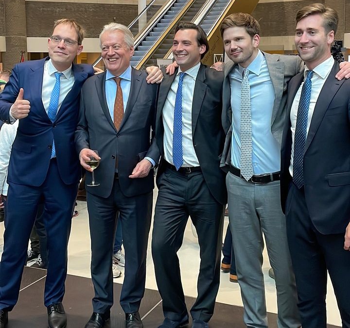 Het kabinet staat op omvallen! Bij nieuwe verkiezingen moeten we MASSAAL op FVD stemmen! Ze verdienen meer! 

Doe een ❤️ &amp; RT als je het eens bent! 

#Kabinetscrisis