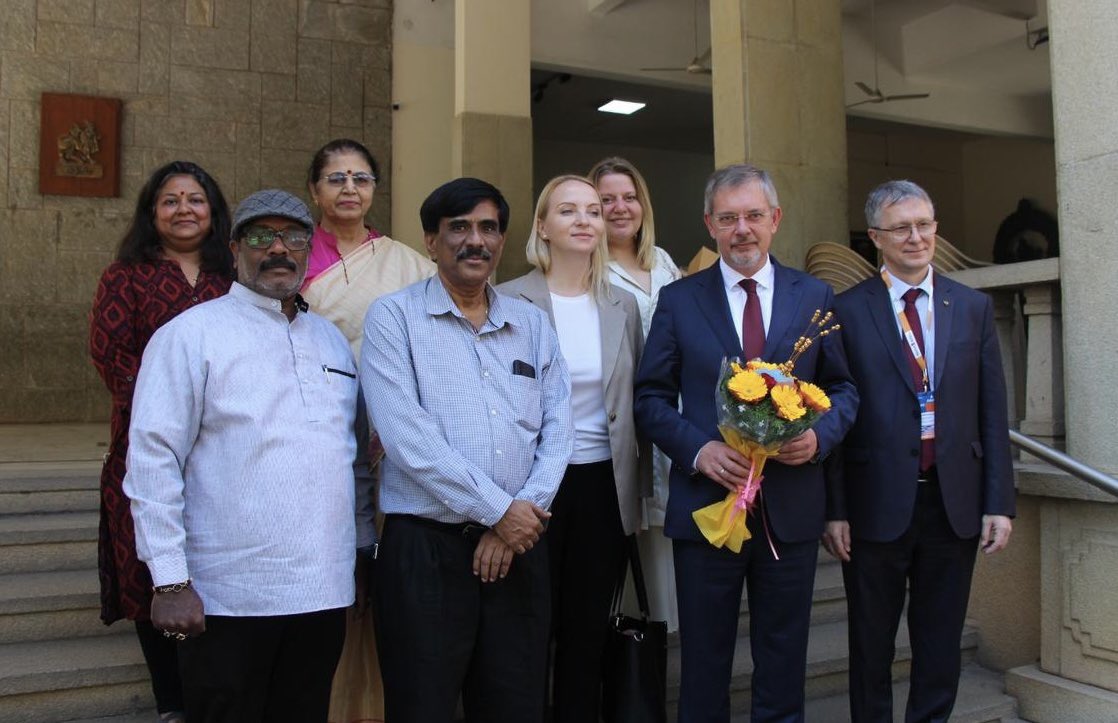 AmbRus_India's tweet image. Visited Karnataka Chitrakala Parishath today. Thank you, General Secretary Prof Shashidhar Rao, for the warm welcome. Look forward to joining hands in maintaining the #Roerichs legacy and other projects in arts between #RussiaIndia.