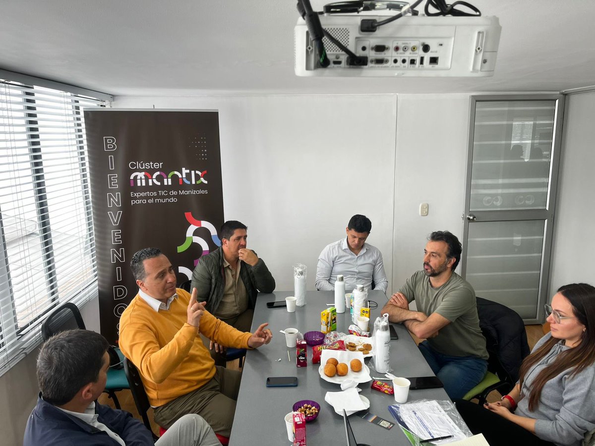 CCManizales's tweet photo. 👉 Desarrollamos nuestro primer comité estratégico 2025 🎉 con seis empresas del Cluster TIC Mantix ✅ donde el principal propósito fue 👇👇
👉 Hacer un balance de 2024, donde tuvimos en total de 25 logros. 👏👏
👉 Programar el plan de acción para  2025. ✍️✍️ https://t.co/sUkf5duIKa