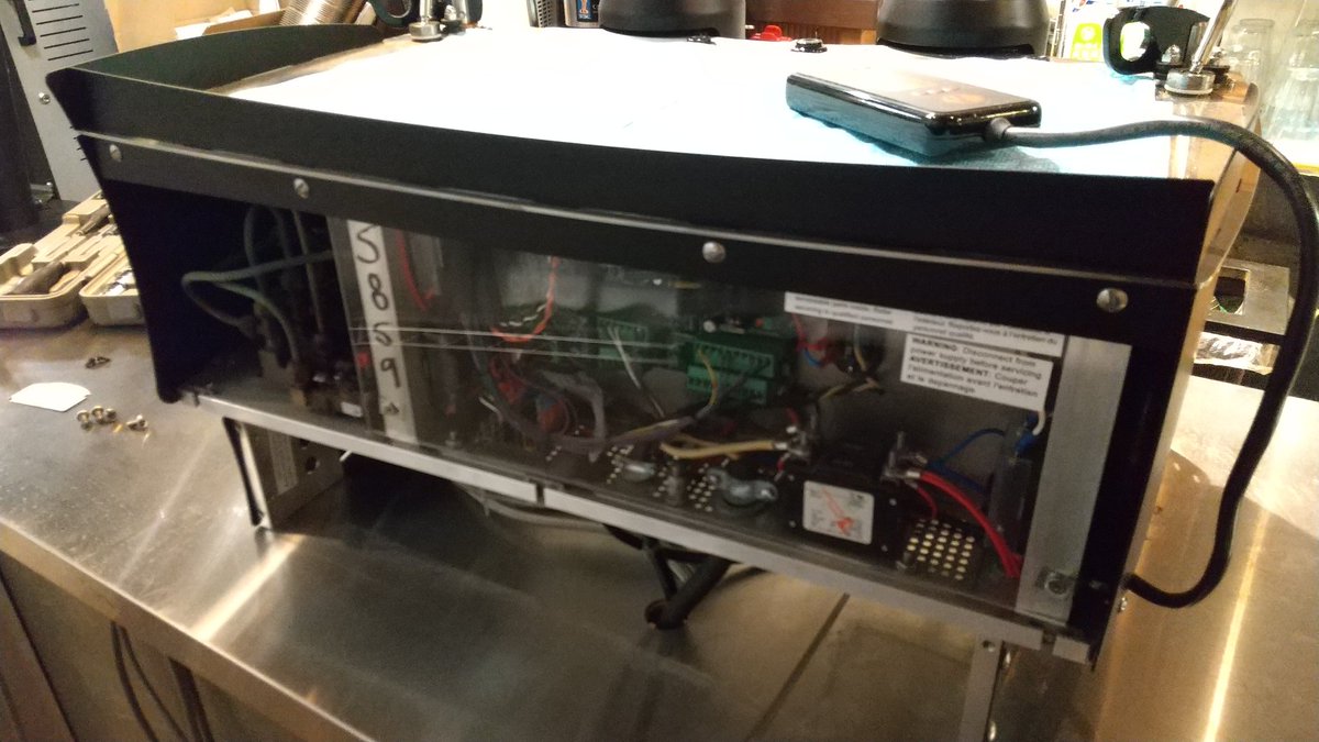 Fresco_Espresso's tweet image. 製氷機の入れ替えで業者さん入る前にエスプレッソマシンの移動を。
テーブルトップに穴を開けて各種コードを通してるので、排水パイプ、電源コード、ポンプの電源&amp;amp;給水ホース等ぜーんぶ外します。掃除しながらの下準備でめちゃ疲れた。マシンの背面はスケルトンも良いかも♪
続きは本番直前に。
