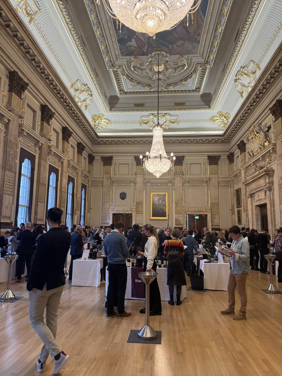 yummybull's tweet photo. -Si hay que volar hasta Londres para apoyar a los vinos de @RiojaWine y @bodegasderioja en el evento organizado por @timatkin… Pues se hace 🙌😎.

-Así también pude hablar con algo más de tranquilidad con los productores tras el tsunami de @bcnwineweek, y probar algunas cositas que me había dejado en el tintero. 

-Muy especial esta pequeña joyita de edición limitadísima (800 botellas) de Finca La Emperatriz elaborada de una finca en Cuzcurrita del Río Tirón.

-Y también estupendo el niño mimado de Carlos Mazo, Nace la Sierra, que no había probado hasta ahora.

-Me hizo especial ilusión conocer personalmente a Elías López Montero, ya que llevo siguiendo mucho tiempo su trabajo de cerca. Su Ilusio Verum 2021 me pareció un vino con mucha personalidad y mucha frescura.