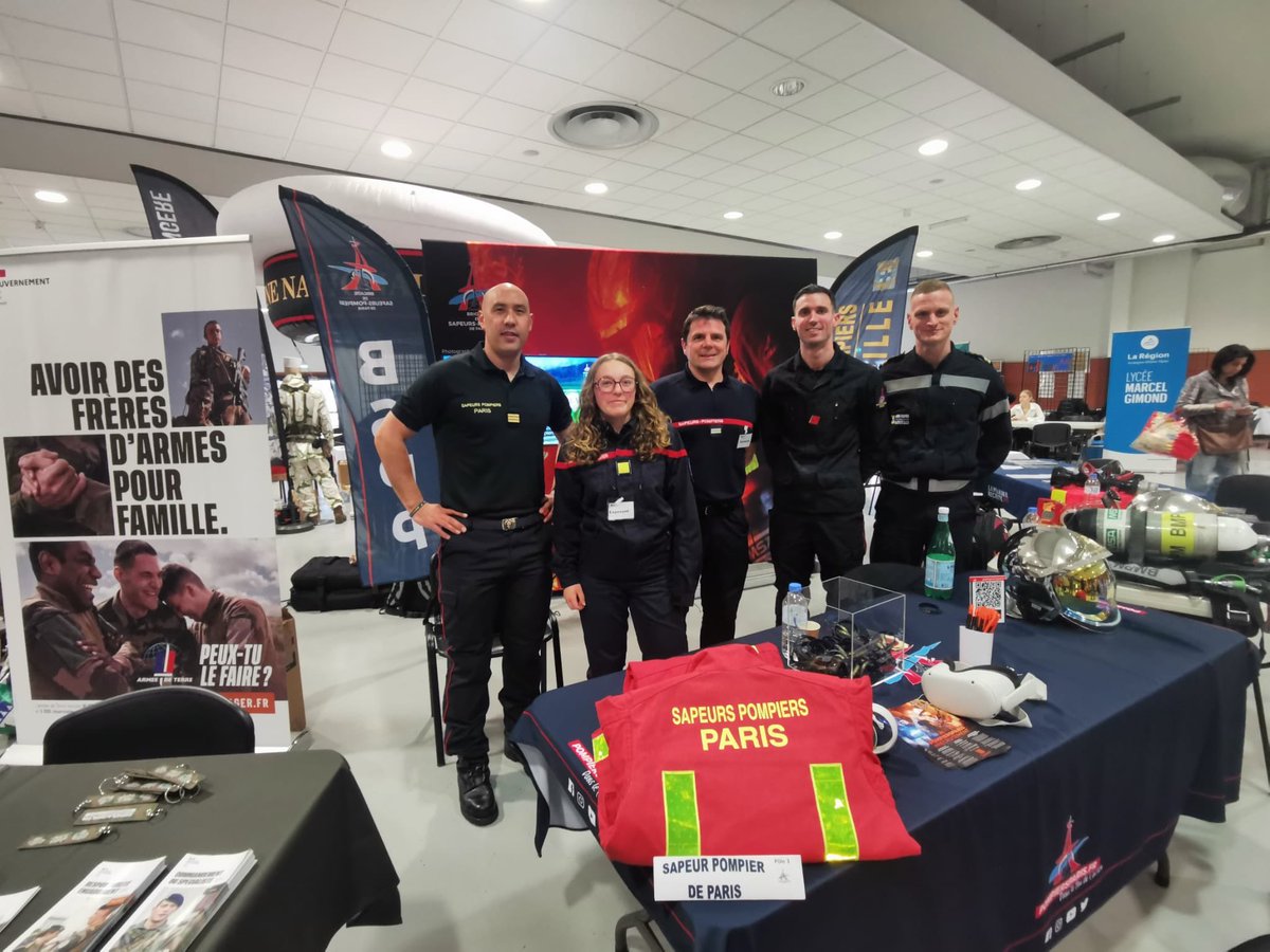07_dmd's tweet photo. Aujourd’hui à Aubenas, le #Rotary Club a organisé un forum des métiers de la Défense de la Santé et des Secours auquel étaient conviés collégiens et lycéens pour échanger avec le @1erSpahis la @LegionEtrangere les @PompiersParis et @MarinsPompiers, le #SSA les #CIRFA et le #CSNJ. https://t.co/U4h8vCt3kt