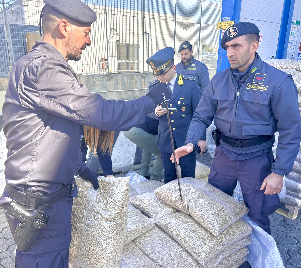 Oggi al porto di #GioiaTauro terminata operazione con #GuardiaFinanza sequestrati 397 chili di #cocaina per un valore finale una volta tagliata e spacciata di 135 milioni di euro.