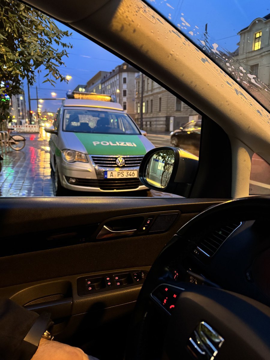 zactorDE's tweet photo. Liebe @polizeiSWN , seit Wochen steht jeden Tag gegenüber der Synagoge ein Einsatzwagen (täglich ein anderer) zwischen der Ein- und Ausfahrt des Parkhauses. Teilweise (wenn es ein Touran oder Vw-Bus ist) sieht man bei der  Ausfahrt so gut wie nichts. https://t.co/c2D4PTpidN