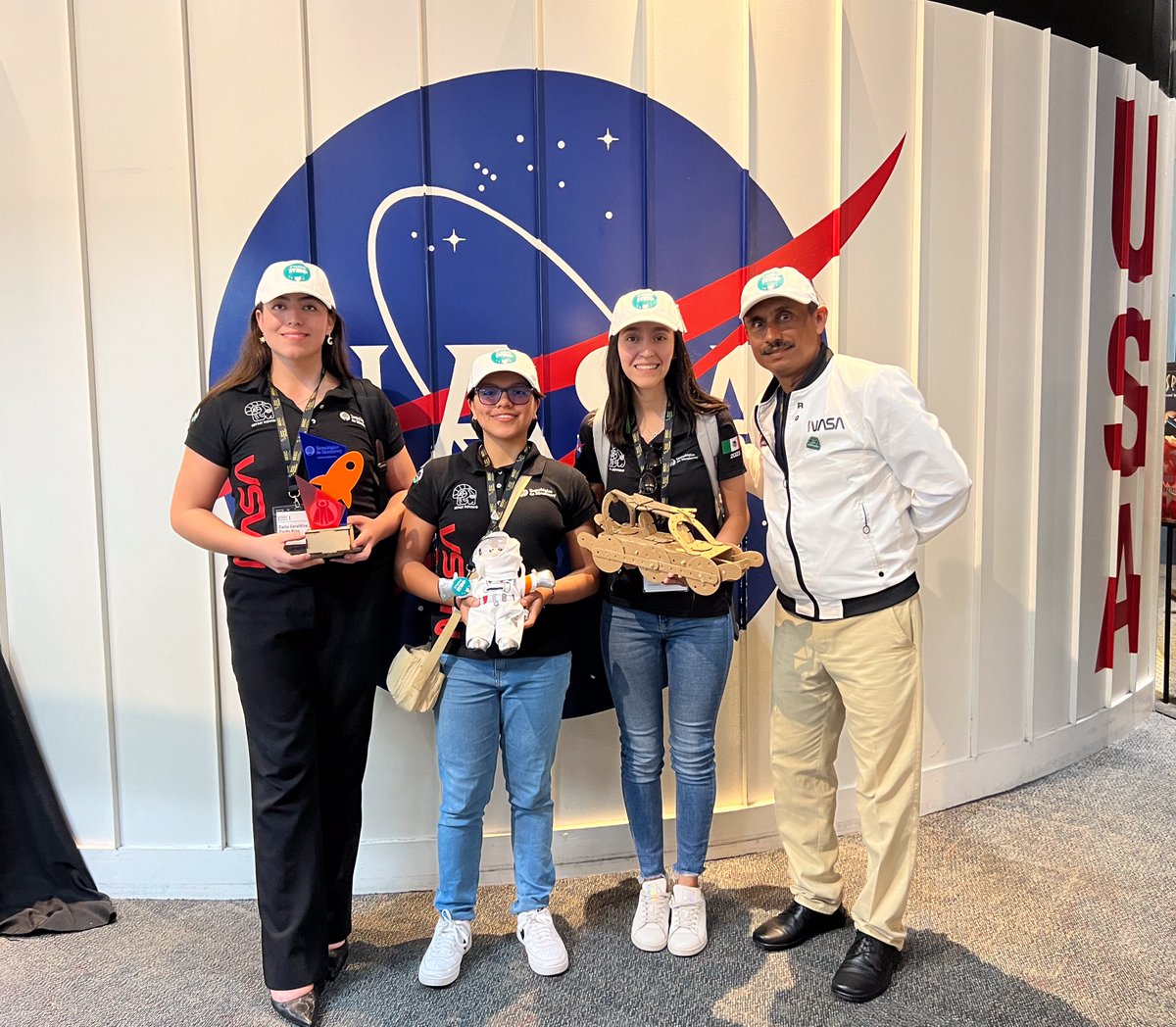 TECcampusCVA's tweet image. Nuestras estudiantes @IngenieriasTec e integrantes de #IKTANRoving, Maria Fernanda Rivera y Carla Pardo y la #EXATEC Dafne Ocampo participaron en la Space Education Exploration Conference 2025 impartiendo el taller ECO-ROVERS en el @SpaceCenterHou 
#OrgulloTec ¡Enhorabuena!