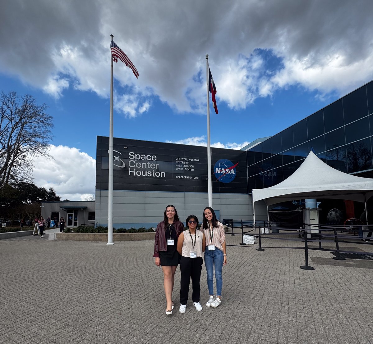 TECcampusCVA's tweet image. Nuestras estudiantes @IngenieriasTec e integrantes de #IKTANRoving, Maria Fernanda Rivera y Carla Pardo y la #EXATEC Dafne Ocampo participaron en la Space Education Exploration Conference 2025 impartiendo el taller ECO-ROVERS en el @SpaceCenterHou 
#OrgulloTec ¡Enhorabuena!