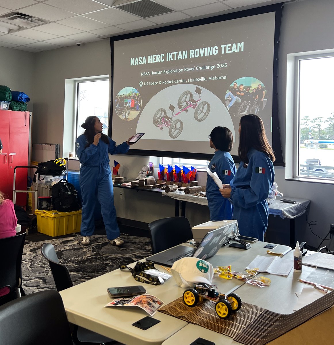 TECcampusCVA's tweet image. Nuestras estudiantes @IngenieriasTec e integrantes de #IKTANRoving, Maria Fernanda Rivera y Carla Pardo y la #EXATEC Dafne Ocampo participaron en la Space Education Exploration Conference 2025 impartiendo el taller ECO-ROVERS en el @SpaceCenterHou 
#OrgulloTec ¡Enhorabuena!